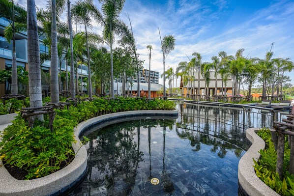 Indoor pool, 2 outdoor pools