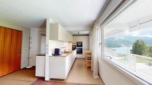 Fridge, oven, stovetop, dishwasher - The apartment is located in a prime location on the famous Via Serlas in St. (St. Moritz)