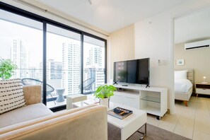 TV, offices - w* | Pleasant 1BR in San Francisco (Panama)