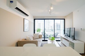 Een televisie en een kantoor