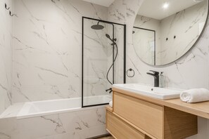 Departamento Confort | Baño | Tina con regadera, secadora de cabello, toallas, jabón