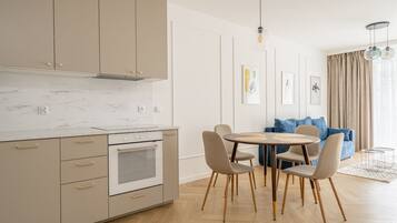 Apartamento Confort | Cocina básica privada | Frigorífico, horno, placa de cocina y lavavajillas