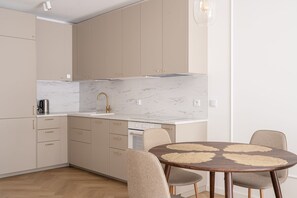 Comfort Apartment | Private kitchenette | Fridge, oven, stovetop, dishwasher