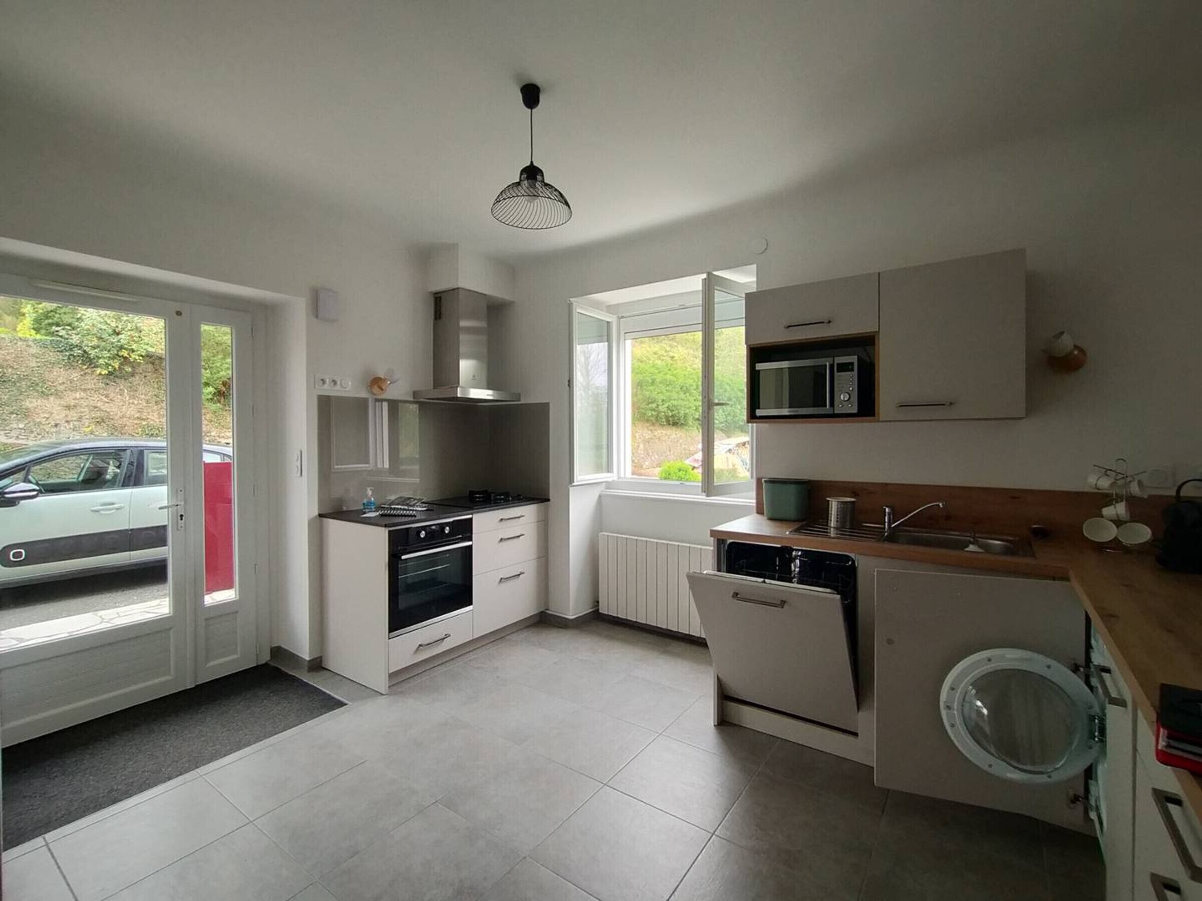 Microwave, oven, stovetop, coffee/tea maker