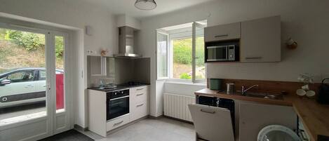 Mikrowelle, Ofen, Herdplatte, Wasserkocher mit Kaffee-/Teezubehör