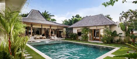 Piscina externa, espreguiçadeiras