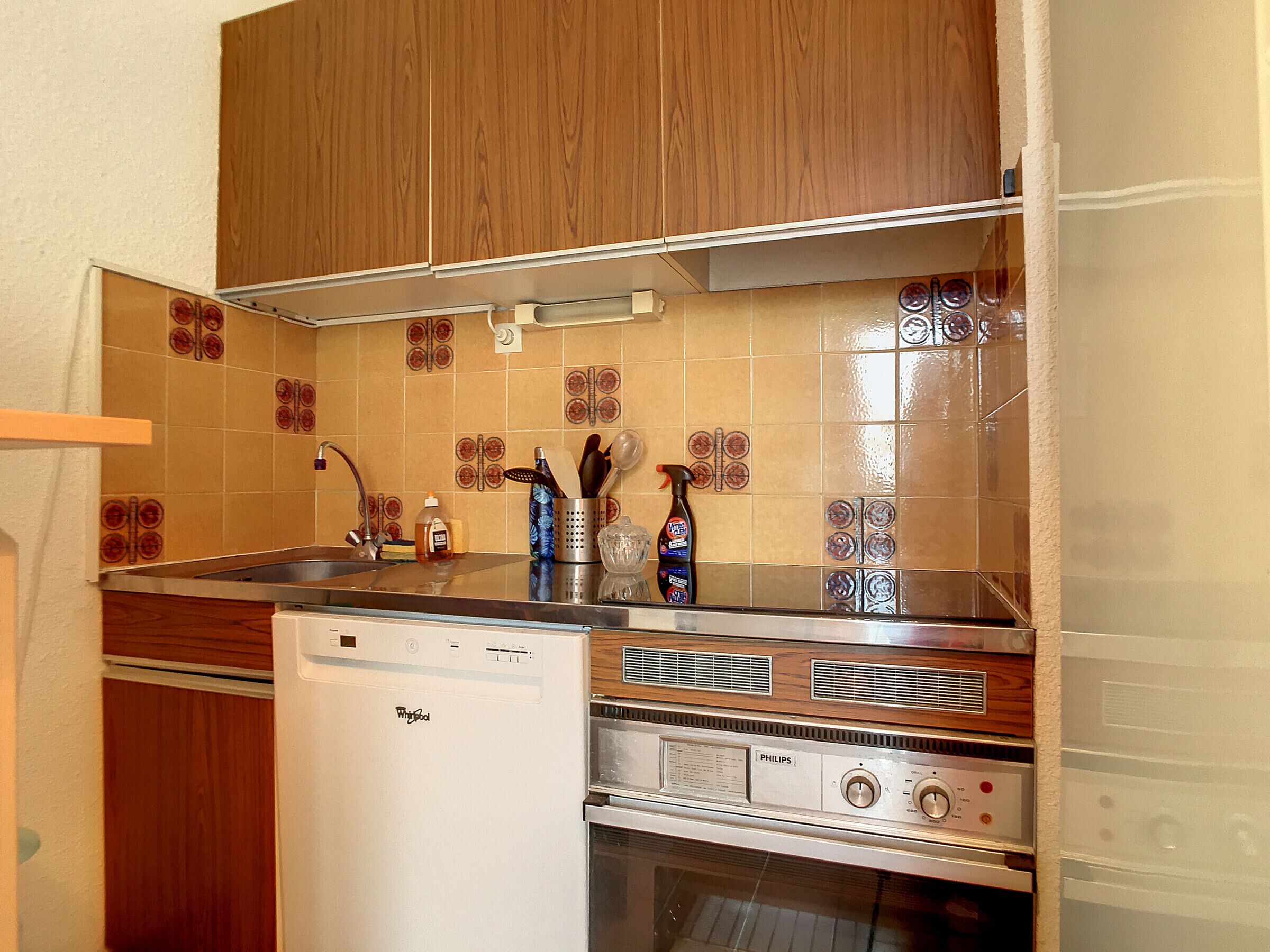 Een koelkast, een microgolfoven, een oven