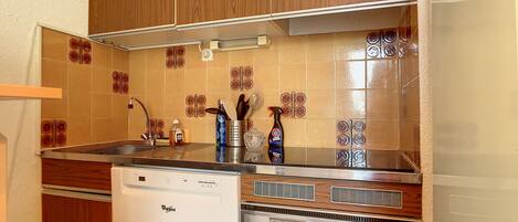 Een koelkast, een microgolfoven, een oven