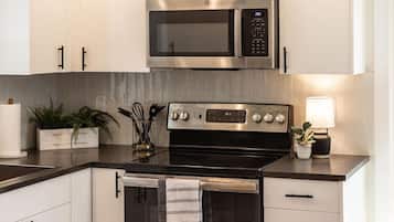 雪櫃、微波爐、焗爐、爐具