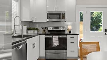 雪櫃、微波爐、焗爐、爐具