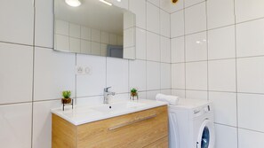 Baignoire, sèche-cheveux, serviettes fournies