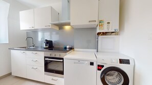 Kühlschrank, Mikrowelle, Ofen, Geschirrspüler