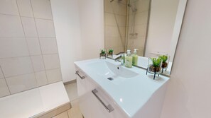 Shower, hair dryer, towels - Saint Ulrich 4 pers Mulhouse Centre (Mulhouse)