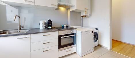 ثلاجة، ميكروويف، فرن، موقد طهي مسطح