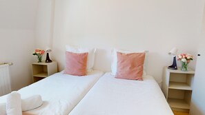 2 bedrooms, iron/ironing board, free WiFi, bed sheets