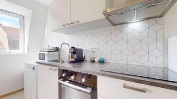 Een koelkast, een microgolfoven, een oven, een vaatwasser