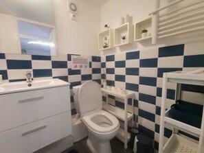 Sèche-cheveux, serviettes fournies