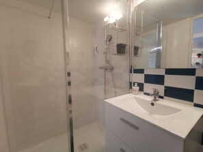 Een haardroger, handdoeken