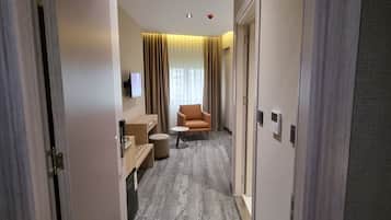 Basic Room | Desk, soundproofing, free WiFi, bed sheets