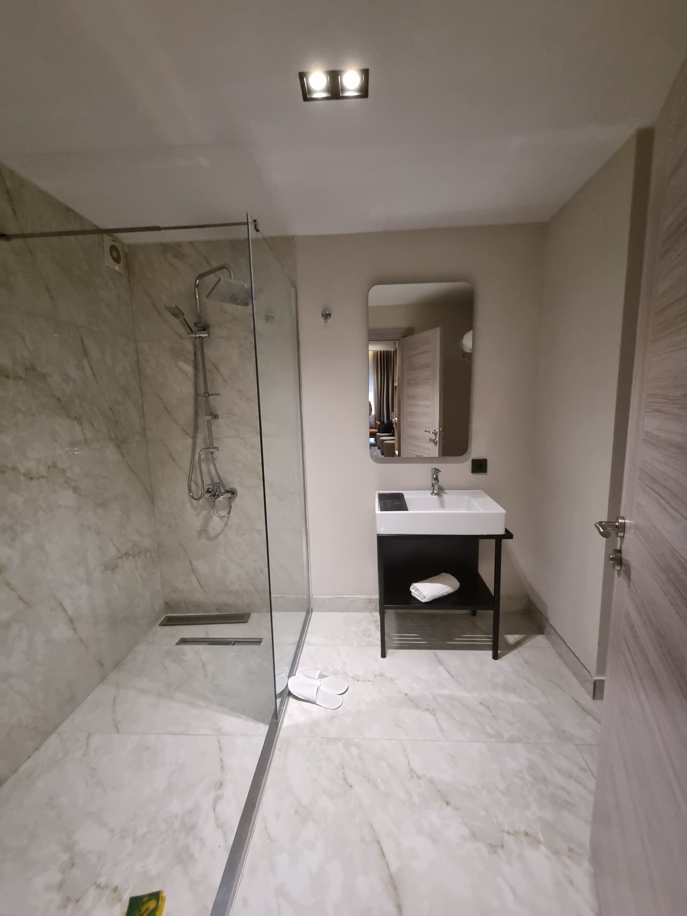 Business Quadruple Room | Bilik Mandi | Kelengkapan dandanan diri percuma, pengering rambut, jubah mandi 