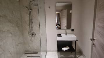 ビジネス 4 人部屋 | バスルーム | バスアメニティ (無料)、ヘアドライヤー、バスローブ、スリッパ