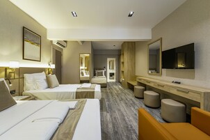 Business Quadruple Room | Desk, soundproofing, free WiFi, bed sheets