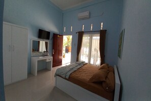 Deluxe Double Room | Desk, laptop workspace, bed sheets - Hotel O Jasmine House Syariah Near Masjid Nurul Ikhwan (Pekanbaru)