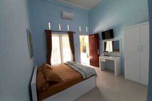 Deluxe Double Room | Desk, laptop workspace, bed sheets - Hotel O Jasmine House Syariah Near Masjid Nurul Ikhwan (Pekanbaru)