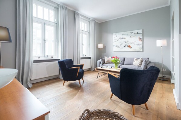 Fernseher, DVD-Player, Tischtennisplatte, Stereoanlage