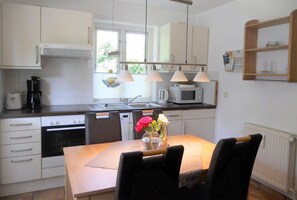 Køleskab, mikrobølgeovn, ovn, kogeplade