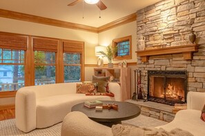 Smart-TV, Kamin, Arbeitsbereiche