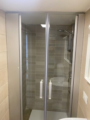 Douche, sèche-cheveux, serviettes fournies, savon