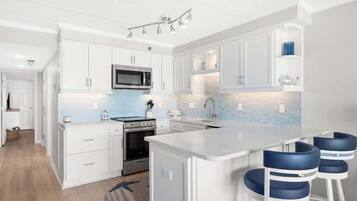 Réfrigérateur, four, plaque de cuisson, cafetiÚre/bouilloire