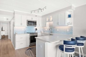 Refrigerador, horno, parrilla de estufa y cafetera y tetera 