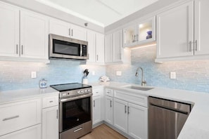 Refrigerador, microondas, horno y parrilla de estufa 