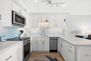 Kühlschrank, Ofen, Herdplatte, Wasserkocher mit Kaffee-/Teezubehör