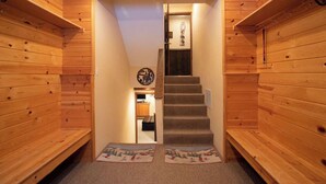 Ein Holzinnenraum mit einer Treppe, die zu einer zweiten Etage führt.