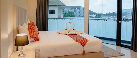 Deluxe Room | Premium bedding, down comforters, pillowtop beds, minibar