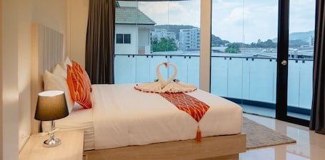 Deluxe Room | Premium bedding, down comforters, pillowtop beds, minibar