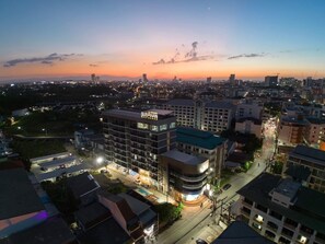 Fachada de la propiedad por la tarde o noche