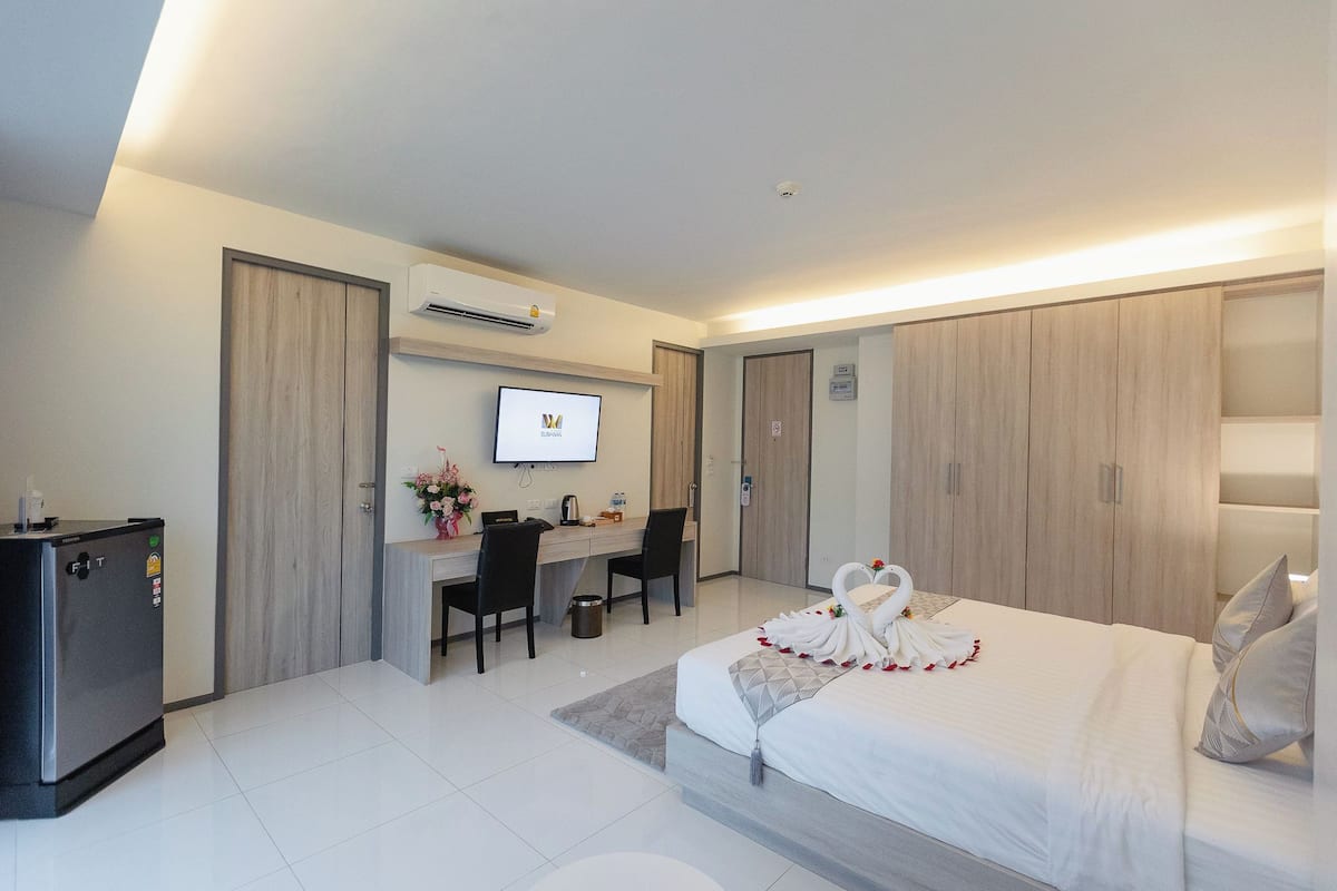 Premium bedding, down duvets, pillow-top beds, minibar
