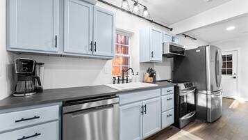 Refrigerador, microondas, horno y parrilla de estufa