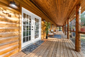 Exterior detail - Cedar Park Mansion Hideout | Breathtaking Views - Cozy Nightlife - Giant Deck (Branson)