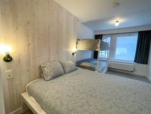 2 bedrooms, desk, WiFi