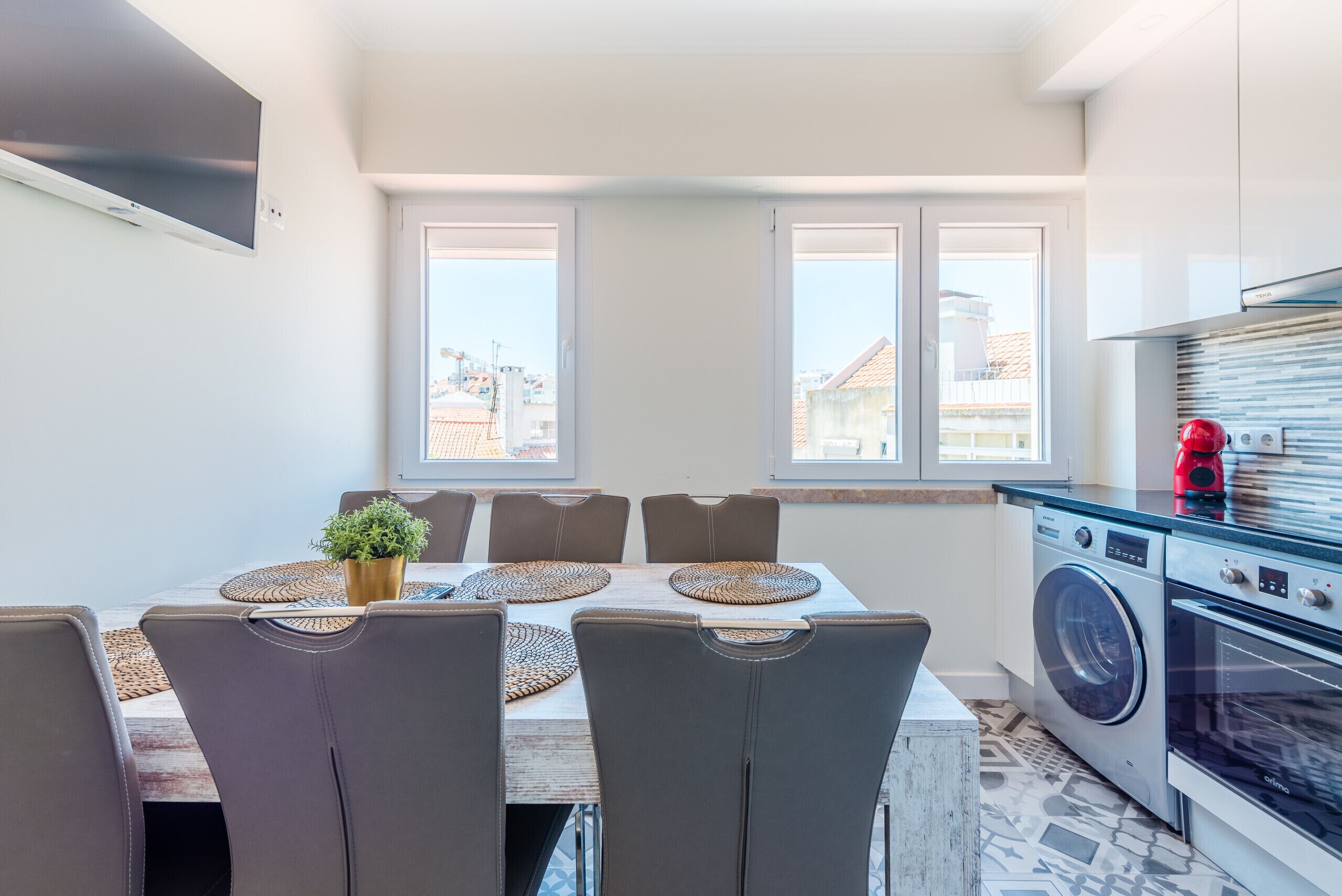 Een koelkast, een oven, een vaatwasser, een koffiezetapparaat/waterkoker