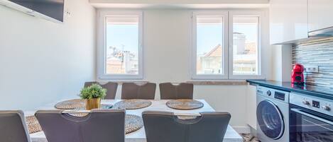 Réfrigérateur, four, lave-vaisselle, cafetière/bouilloire