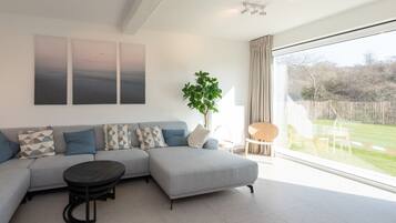 Een televisie en tafelvoetbal