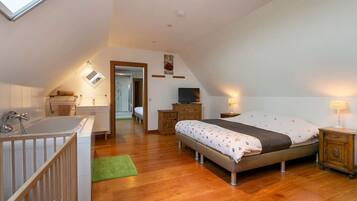 6 slaapkamers, een bureau, reisbedje, wifi