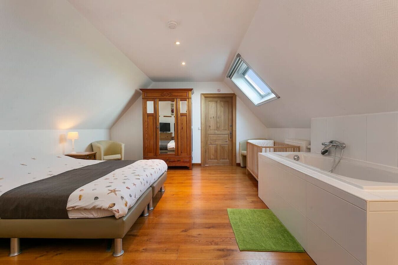 Bureau, lit parapluie, Wi-Fi