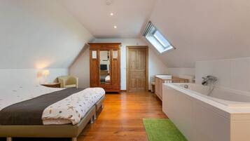 Desk, travel cot, WiFi